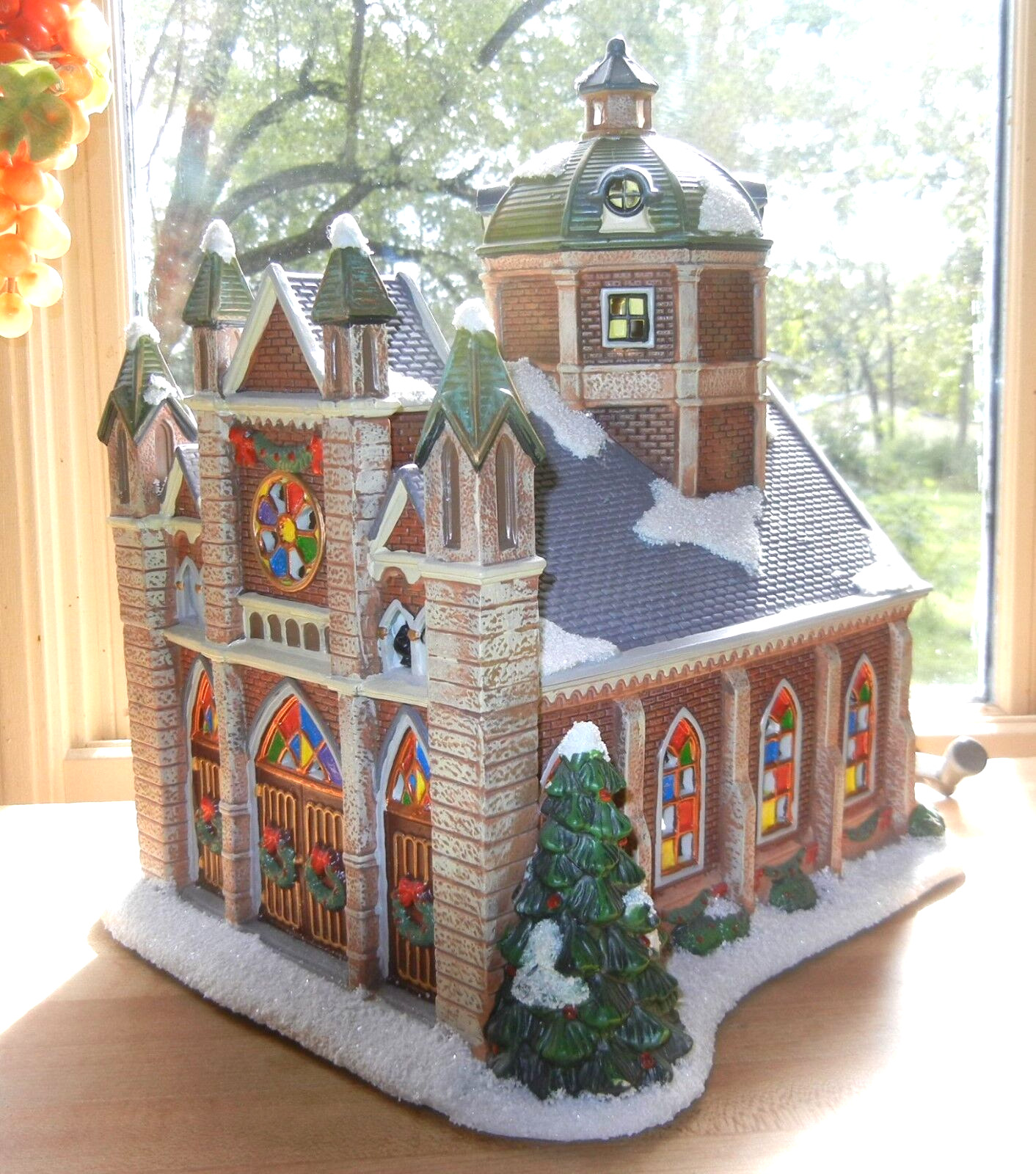 LARGE LIGHTED DOME CHURCH w/FIGURES IN WINDOWS ST NICHOLAS SQUARE 2007 PORCELAIN
