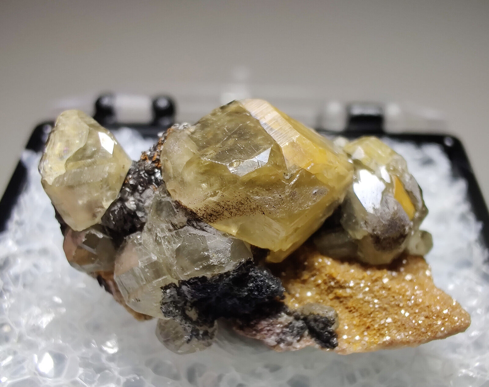 Cerussite crystals on Barite, fluorescent yellow. Morocco. 2.5 cm.