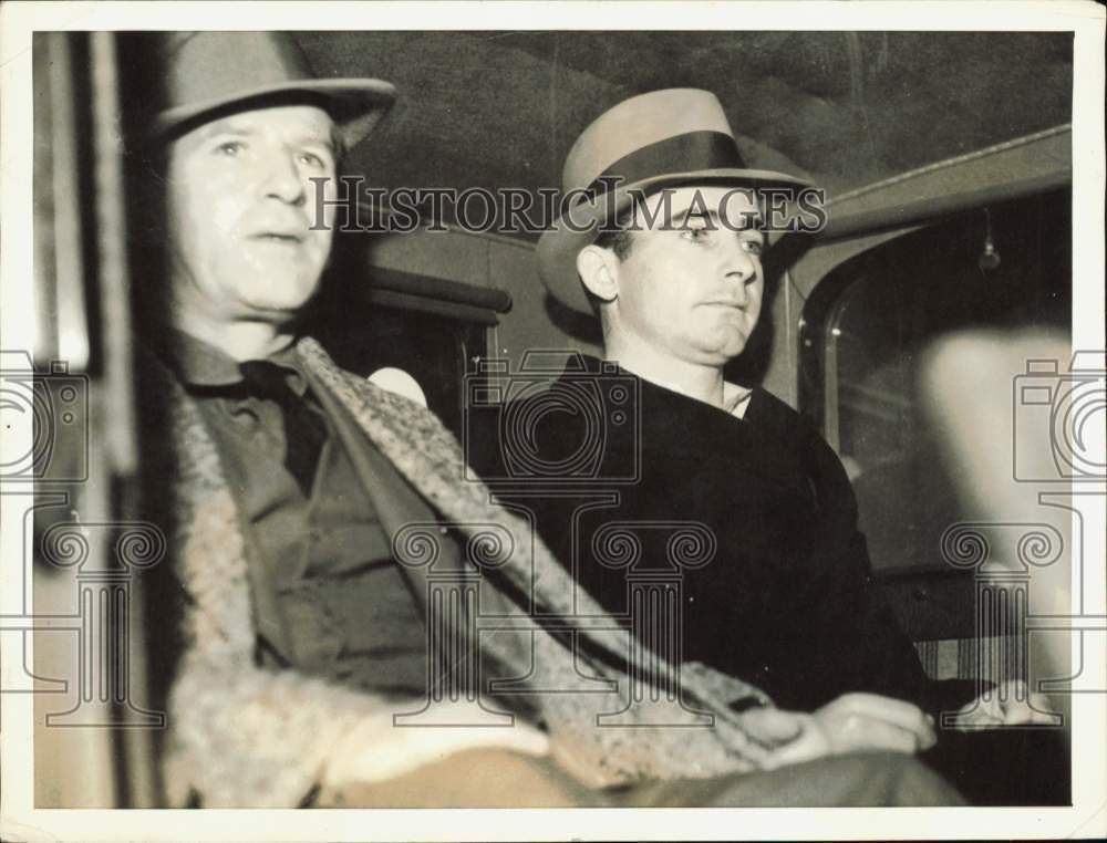1935 Press Photo Mike Banks escorts Clyde Stevens in police car in San Francisco