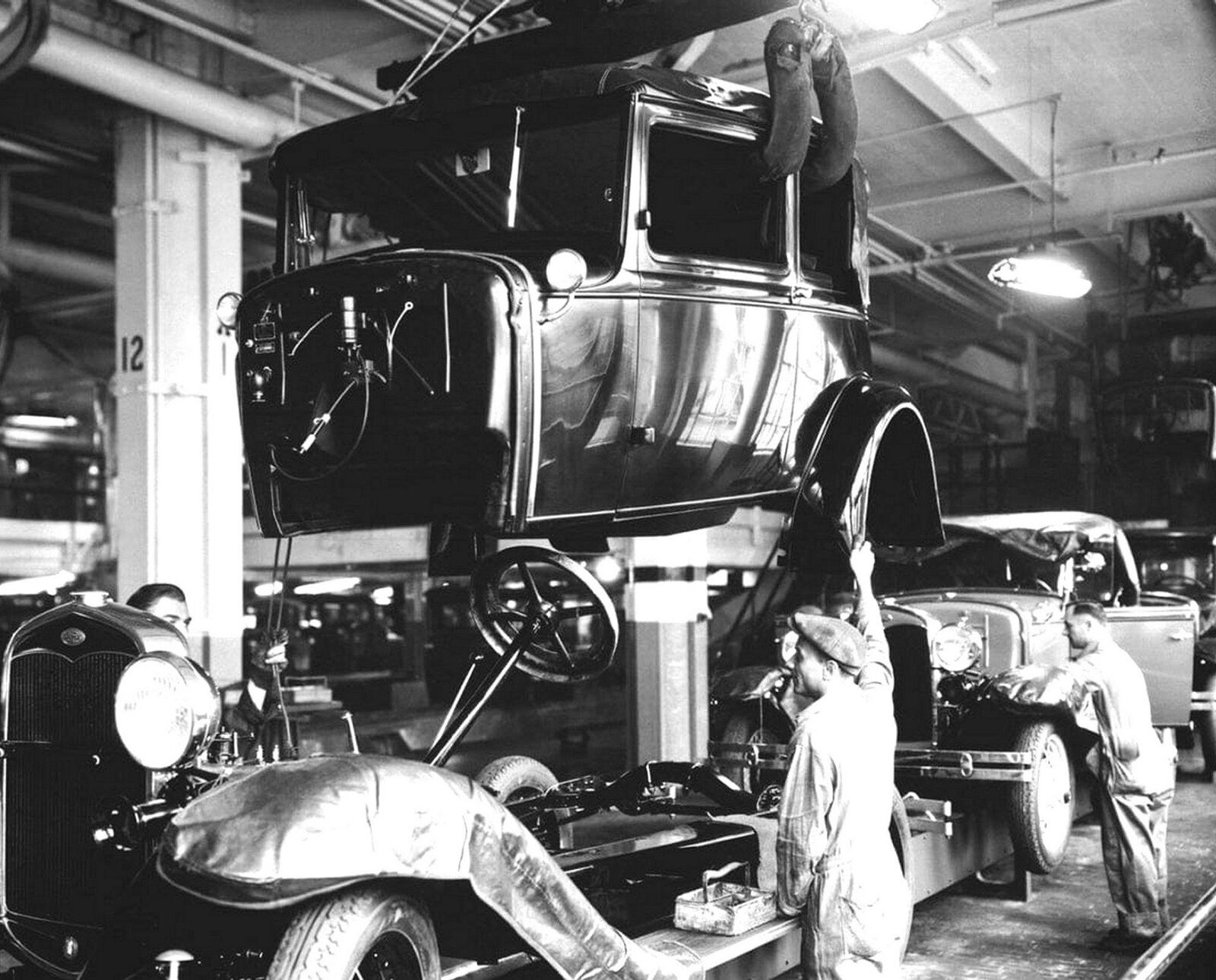 1931 FORD Model A Victoria Coupe Assembly Photo  (226-W)
