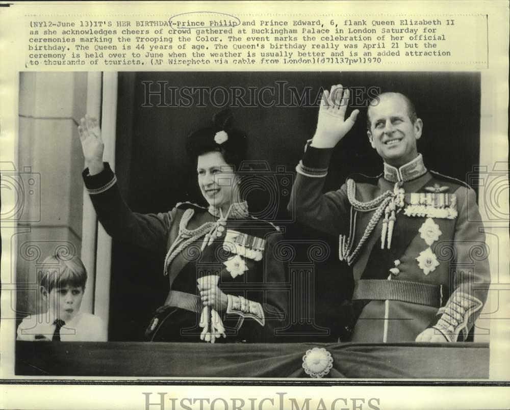 1970 Press Photo British royal family waves to crowd at Buckingham Palace
