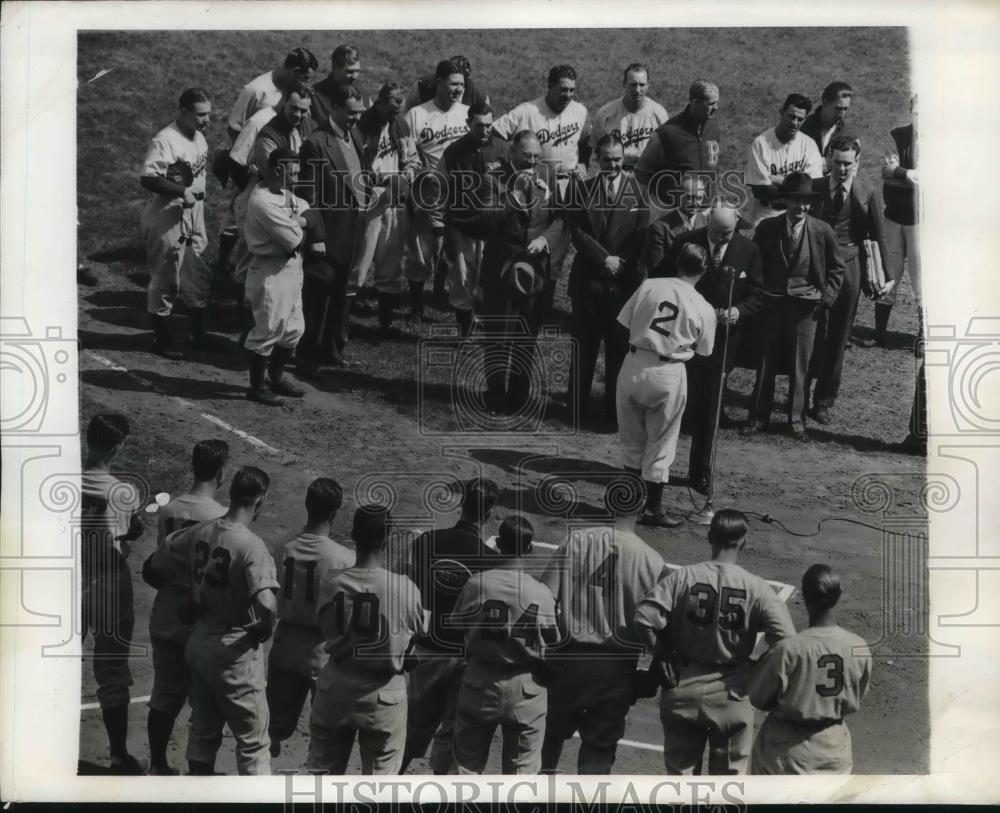 1941 Press Photo Brooklyn Dodgers Manager Leo Durocher presents Chairman James