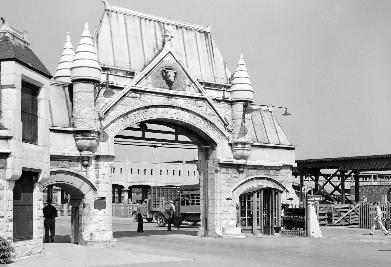 1941 Entrance to Union Stockyards, Chicago, Illinois Old Photo 13\