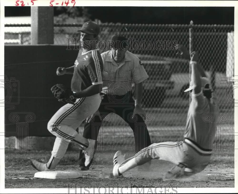 1986 Press Photo Tim Wall and James Brackin at Baseball Game in Houston, Texas