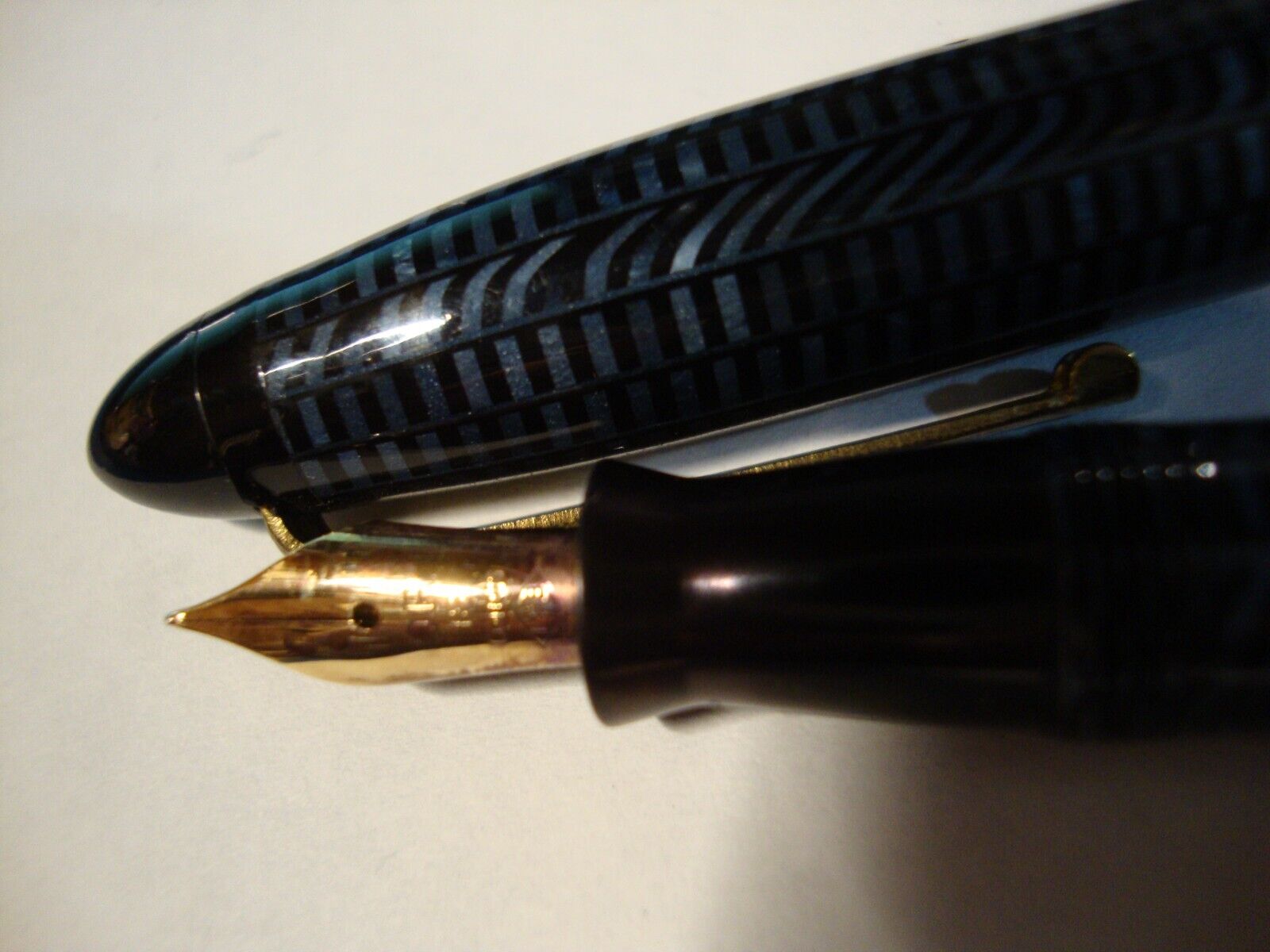 Old Chap  18 Carats gold nib  Dark & Maroon Grey  stripe  Fountain Pen - France