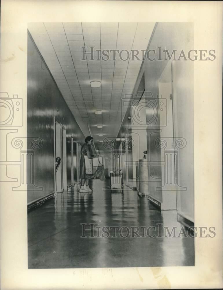 1962 Press Photo Saskatchewan cleaning woman in empty hospital hallway
