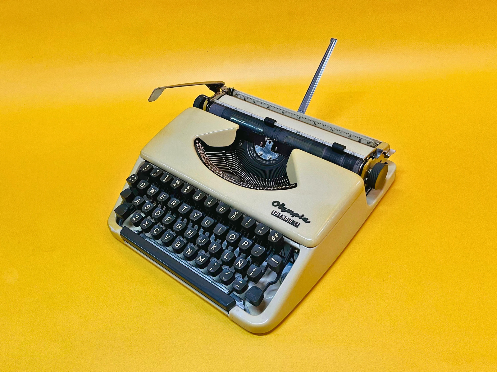 OLYMPIA SPLENDID 33 Working Typewriter Beige Typewriter with Case Gift Writer