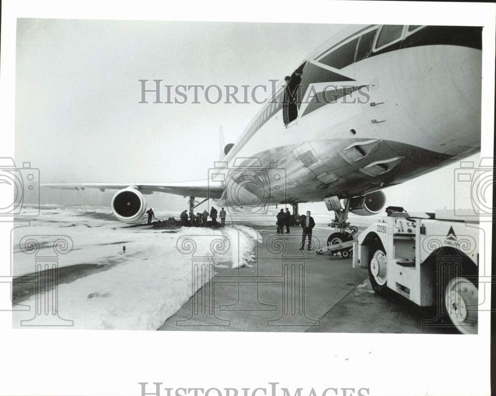 1979 Press Photo Delta Air Lines Jet Stuck in Mud, Charlotte Douglas Airport, NC
