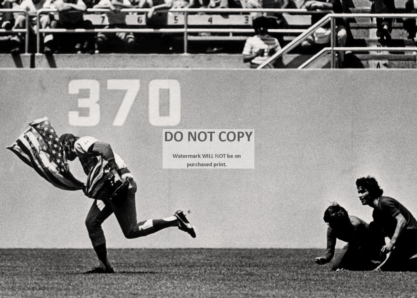 *5X7* PHOTO RICK MONDAY CUBS OUTFIELDER SAVES THE FLAG @ DODGER STADIUM (EP-900)