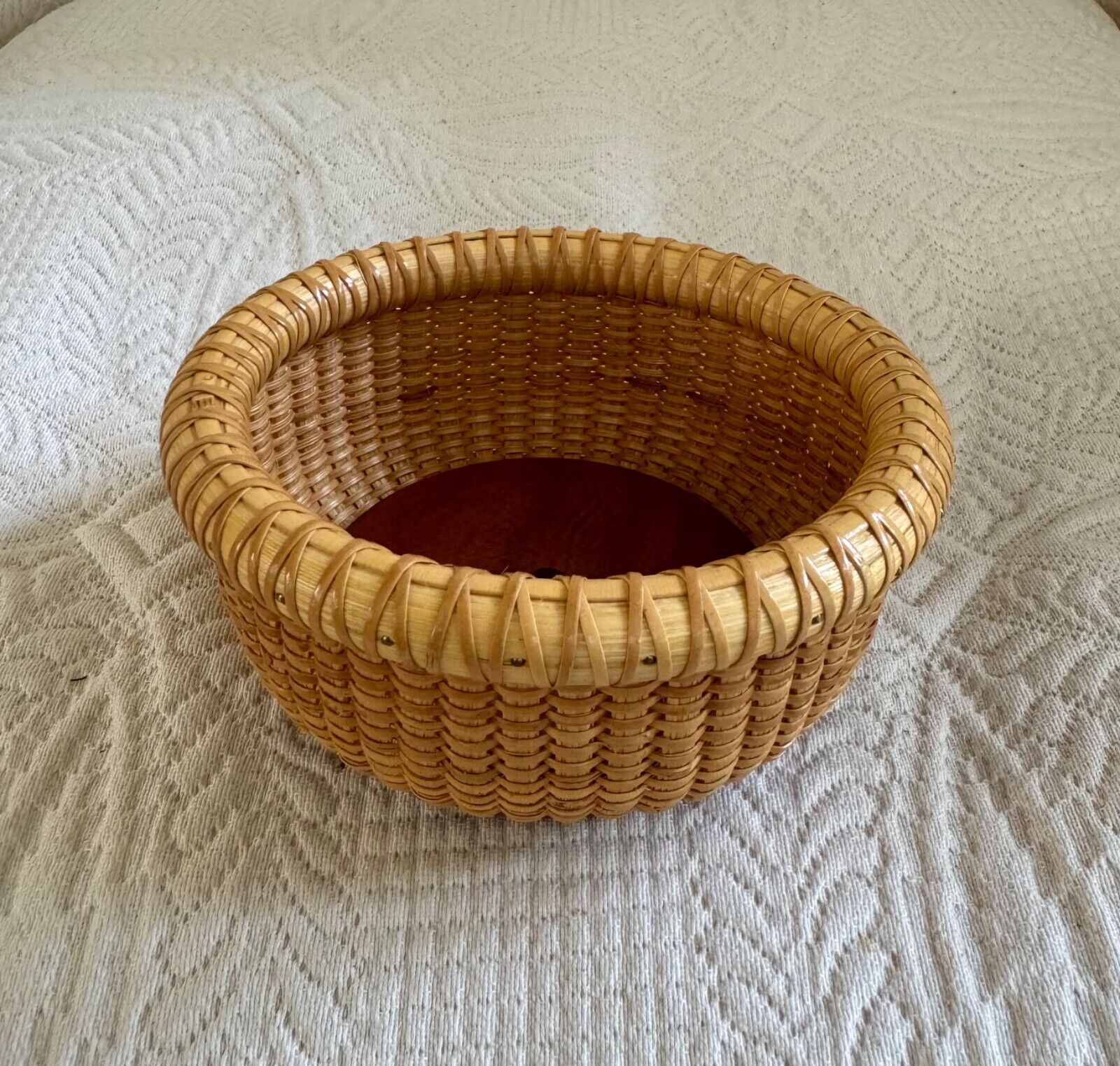 AUTHENTIC NANTUCKET ROUND MINI BASKET SIGNED LARRY BREWSTER, 1999