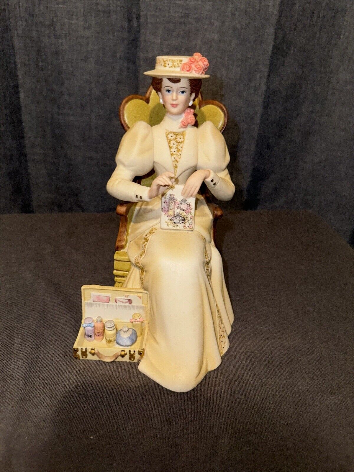 Avon 2011 Vintage Mrs Albee Award Presidents Club Award Estate Porcelain Figure