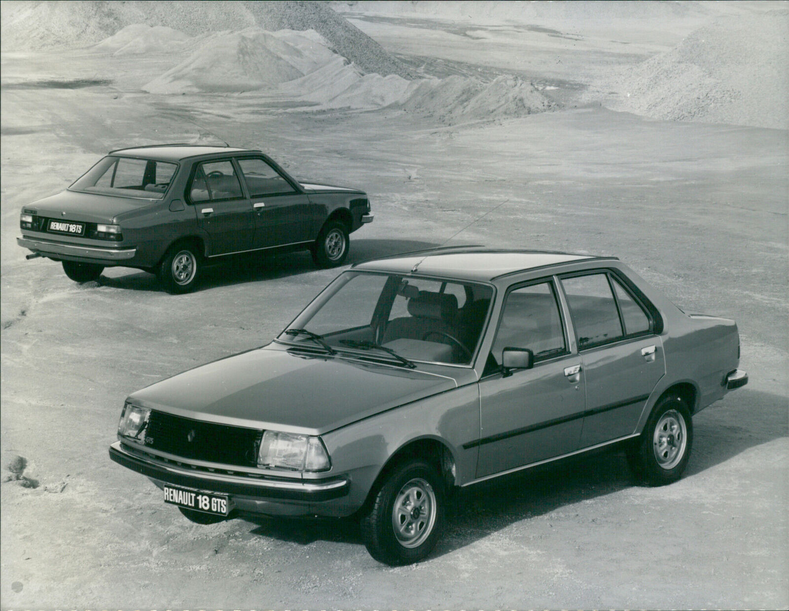 Two Renault 18 cars - Vintage Photograph 3176308