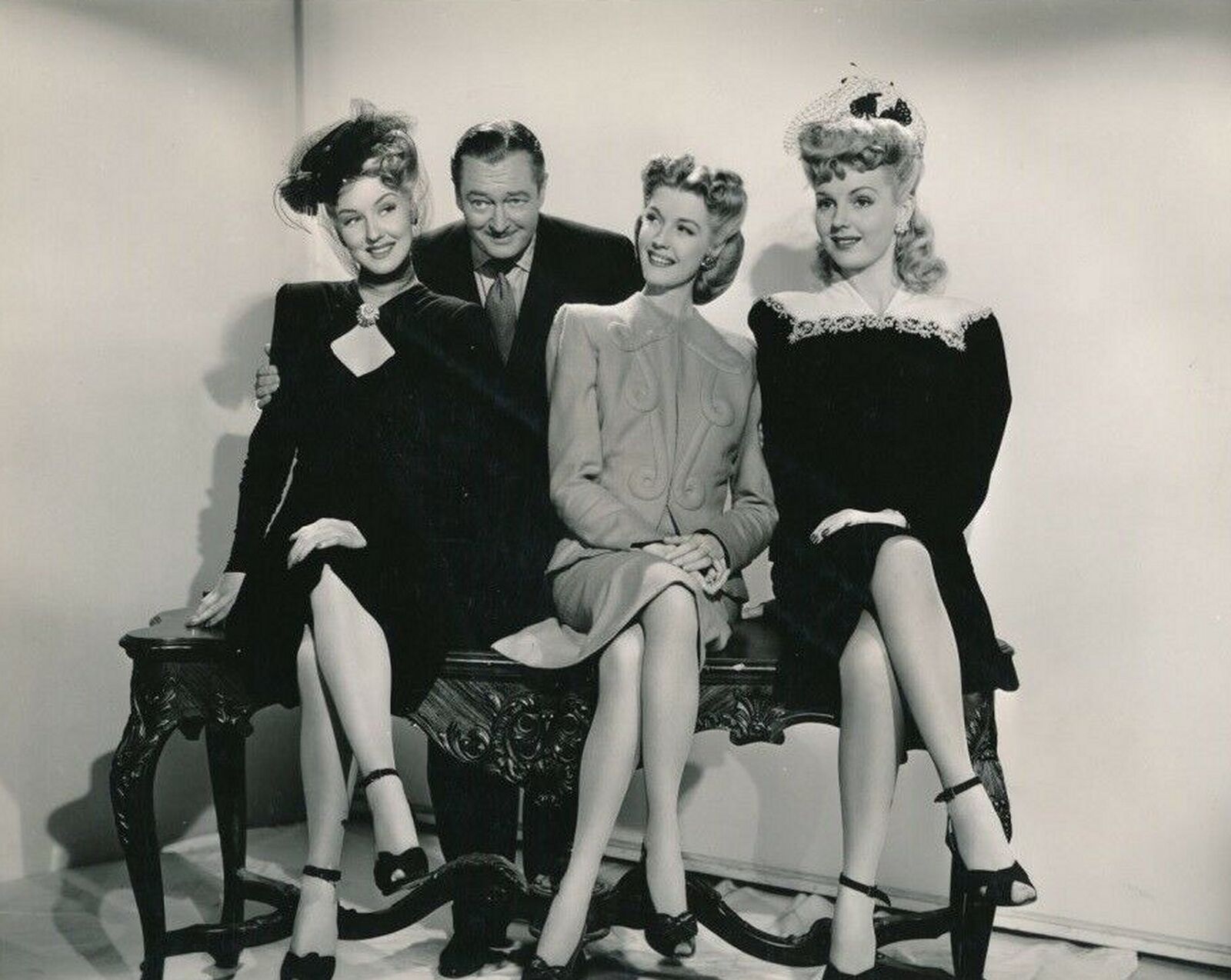 1940s ANITA LOUISE, LYNN MERRICK & ANN SAVAGE Leggy Photo (201-L )