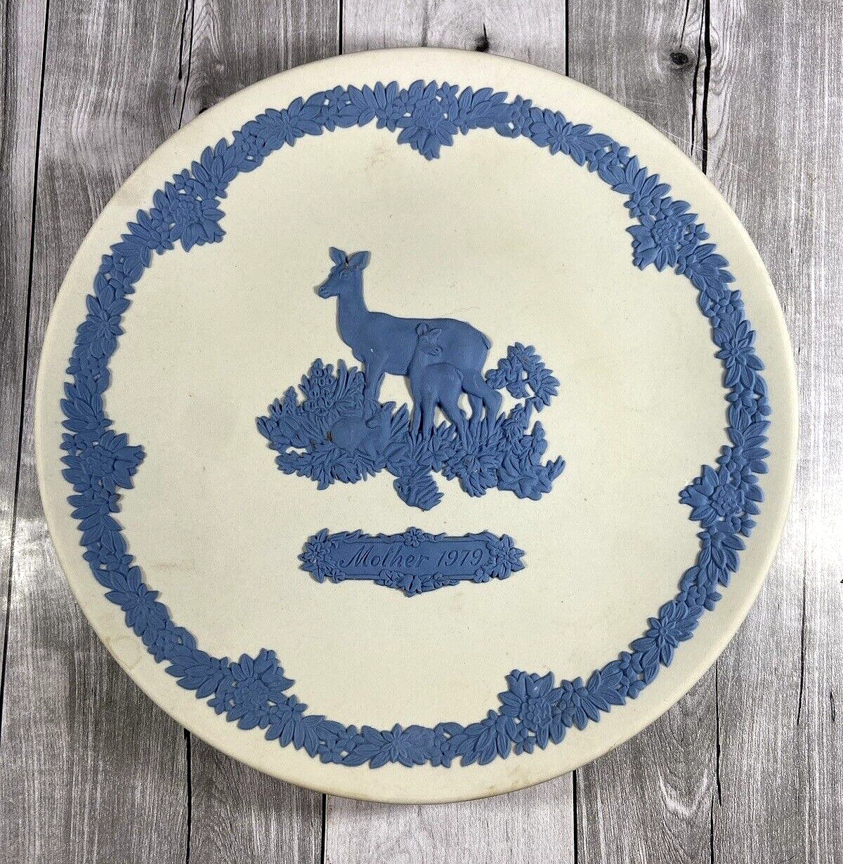 Vintage Wedgewood 1979 White Blue Jasperware Mothers Day Plate Deer & Fawn