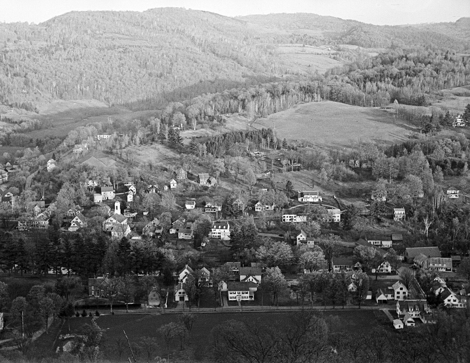 1937 Aerial View of Woodstock, Vermont Vintage Old Photo 8.5\