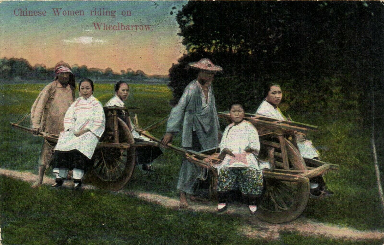 PC CPA CHINA, CHINESE WOMEN RIDING ON WHEELBARROW, Vintage Postcard (b26974)