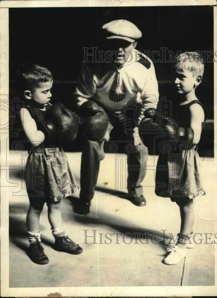 1928 Press Photo A man and two boys wear boxing gloves - pis00113