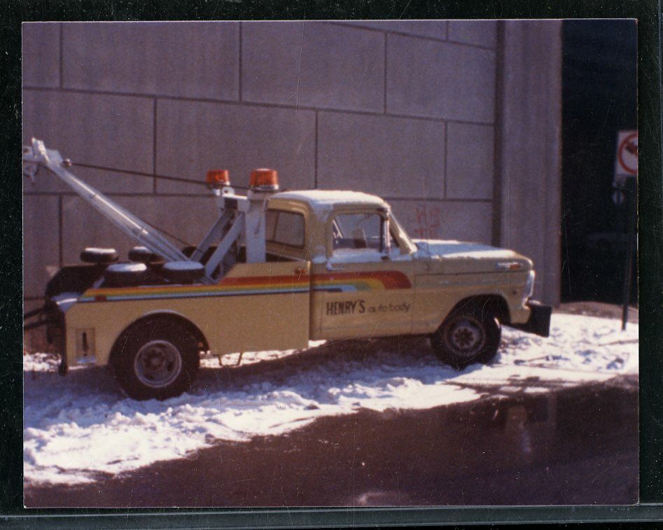 Vintage Photo HENRY\'S AUTO BODY TOW TRUCK VINTAGE TRUCK 1980\'s