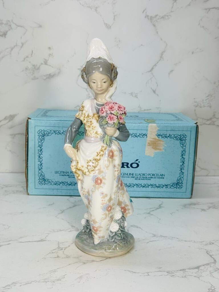 LLadro Valencian Girl With Flowers Porcelain Figurine #1304
