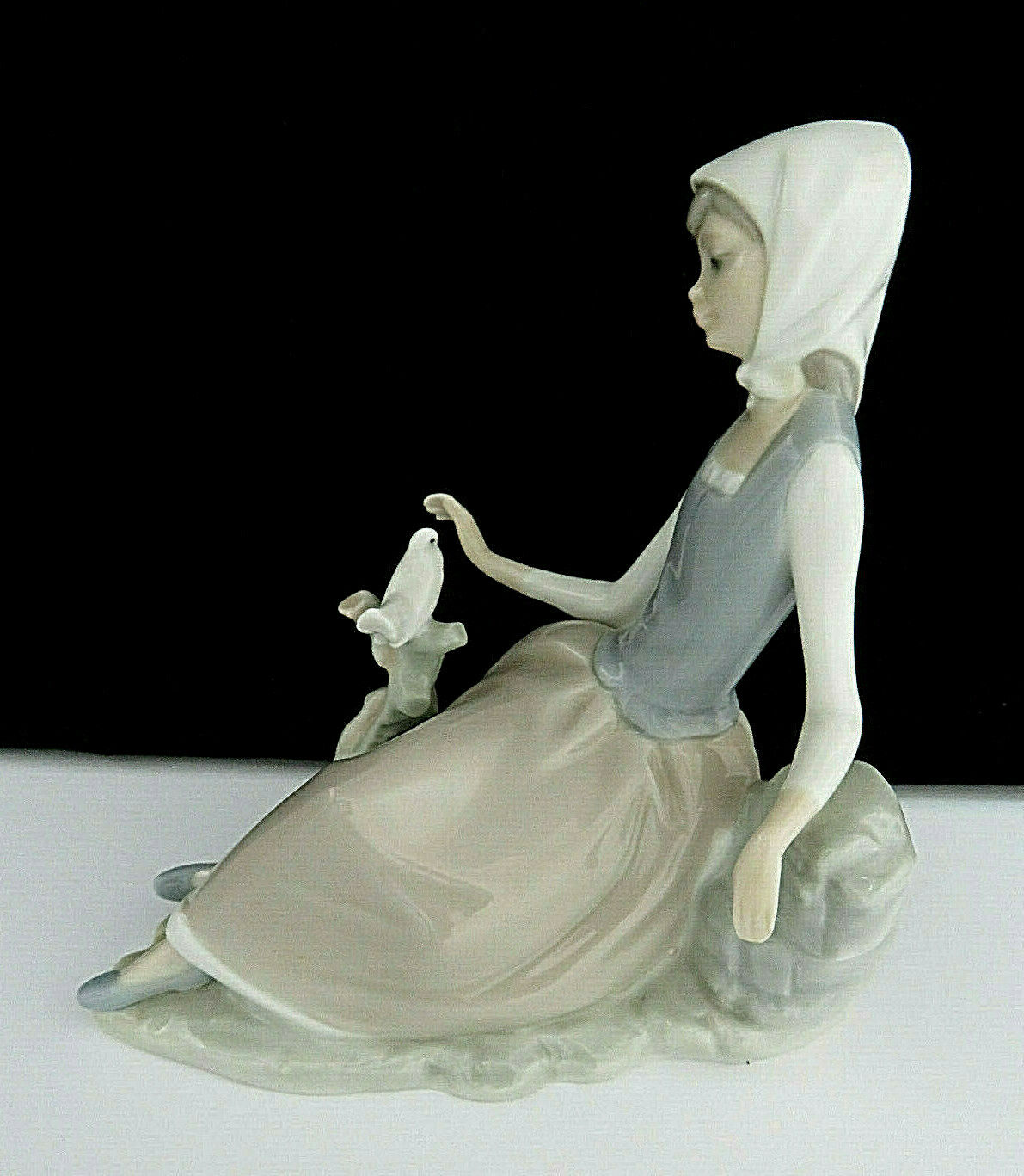 Lladro #4660 Girl Looking at Bird Statue / Figurine 