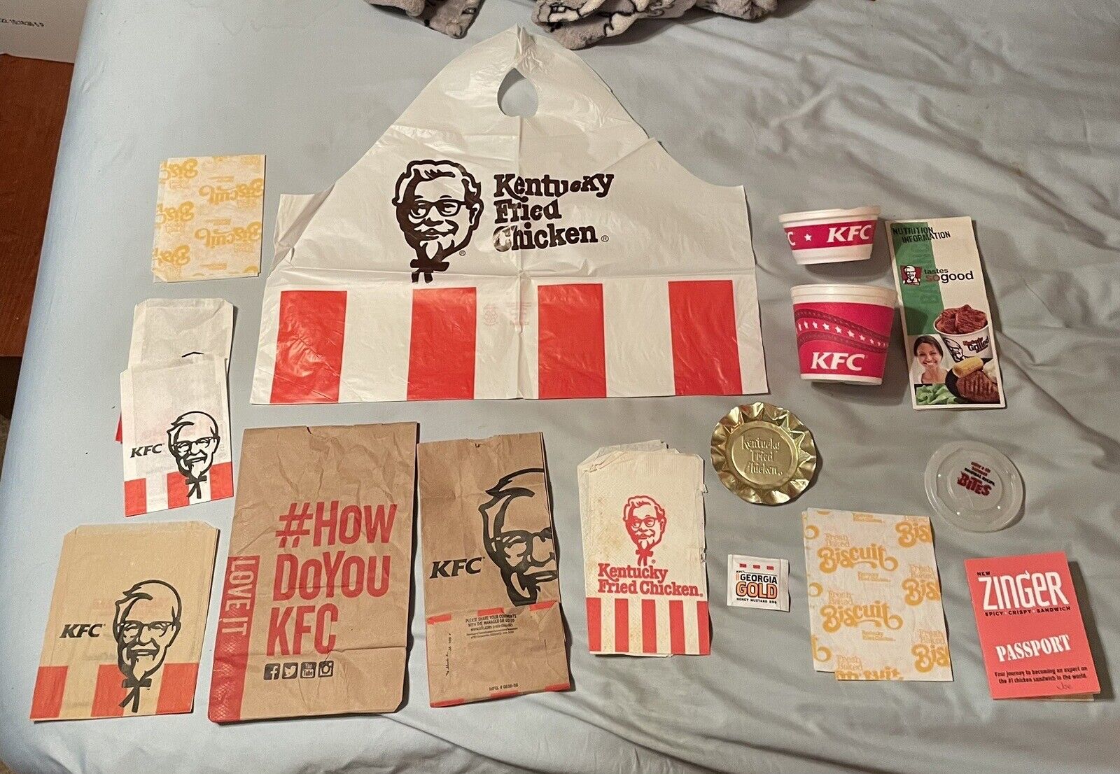 VINTAGE (KFC) KENTUCKY FRIED CHICKEN Bags,ashtray,WET NAP,And More