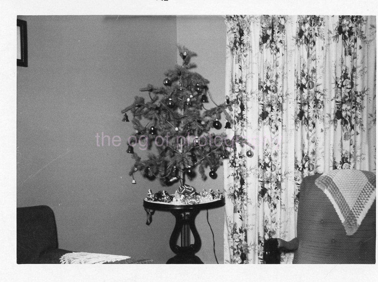 CHRISTMAS TREE Vintage FOUND PHOTO Black And White Snapshot ORIGINAL 43 LA 80 S