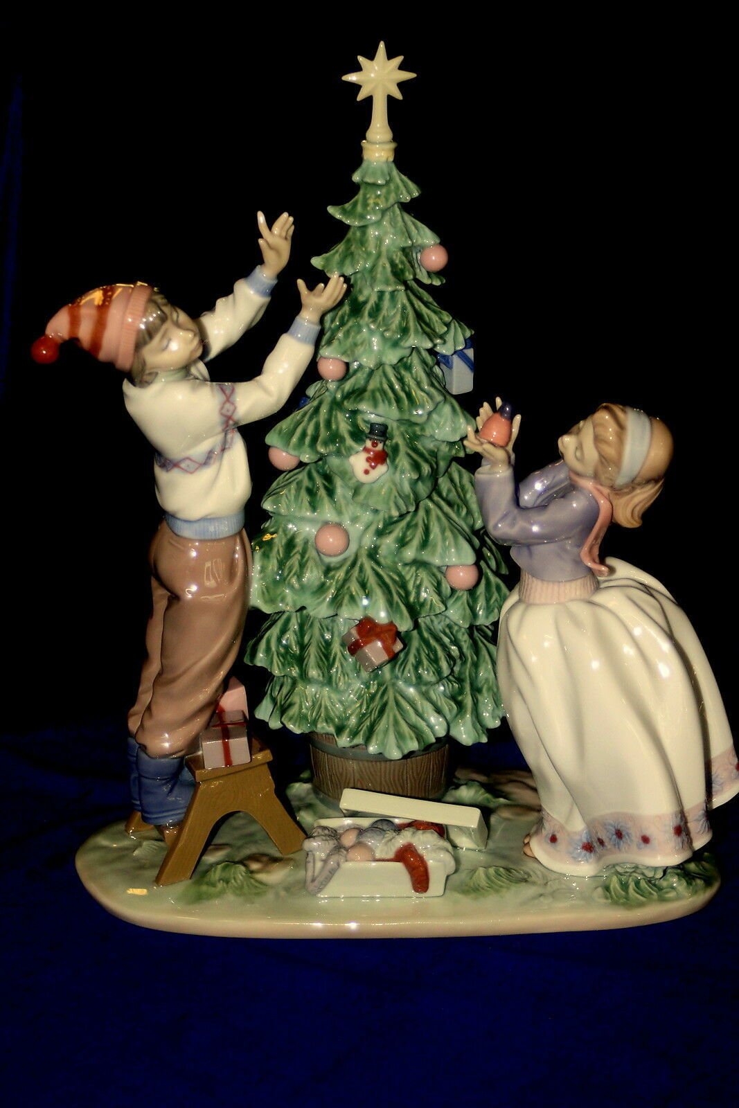 LLADRO MERRY CHRISTMAS - TRIMMIING THE TREE, MINT IN ORIGINAL BOX