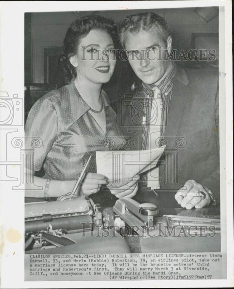 1957 Press Photo Linda Darnell and Merle Robertson with Los Angeles license