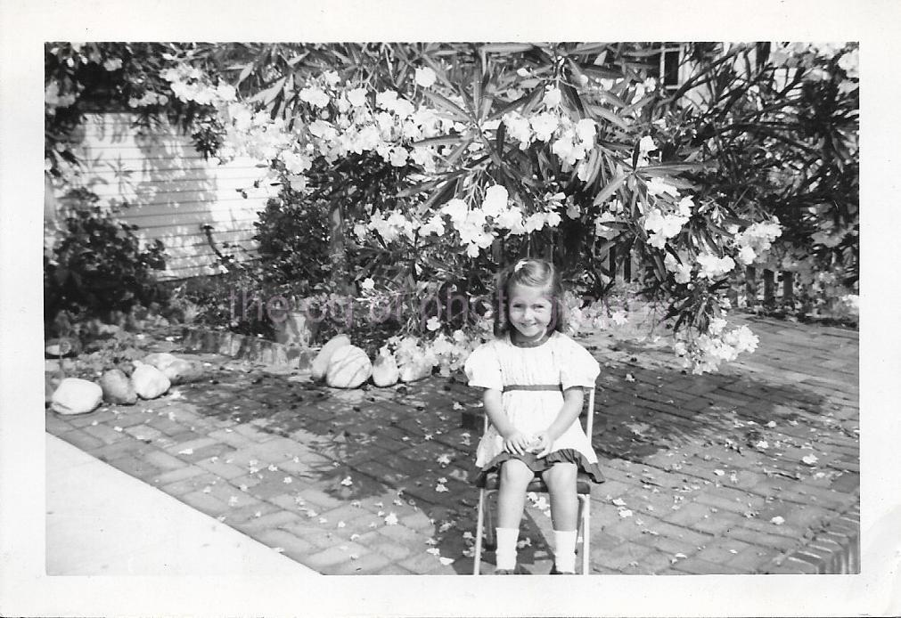 YOUNG AMERICAN GIRL 1950\'s Vintage FOUND PHOTO Black And White Snapshot 42 58 I