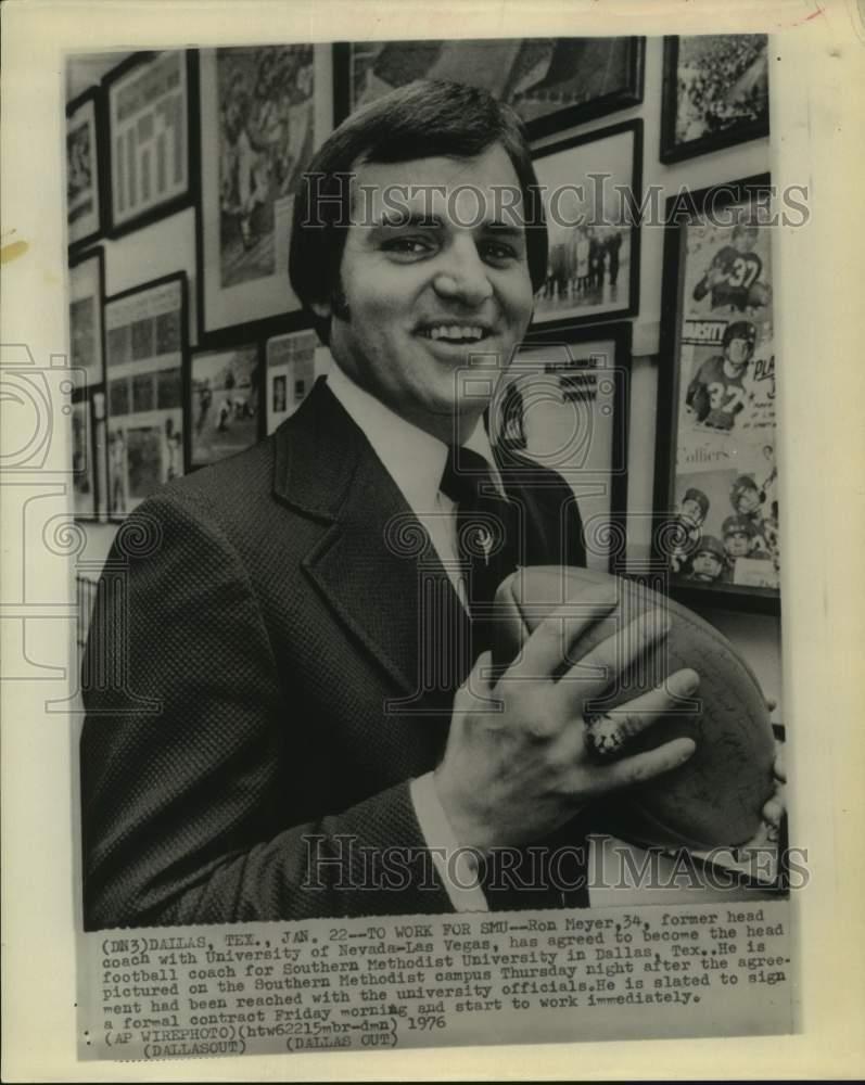 1976 Press Photo Ron Meyer agrees to become head football at SMU.