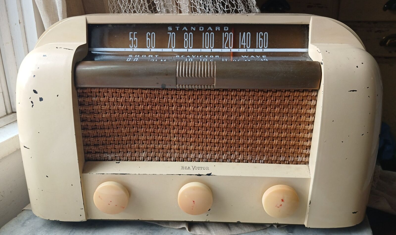 1940's RCA Victor Radio / Shortwave Model 66X2 Yellow Case