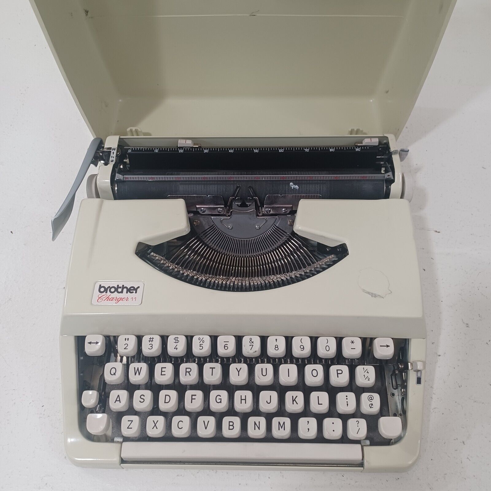 Brother Charger 11 ultraportable typewriter w/case Cream color Made in japan