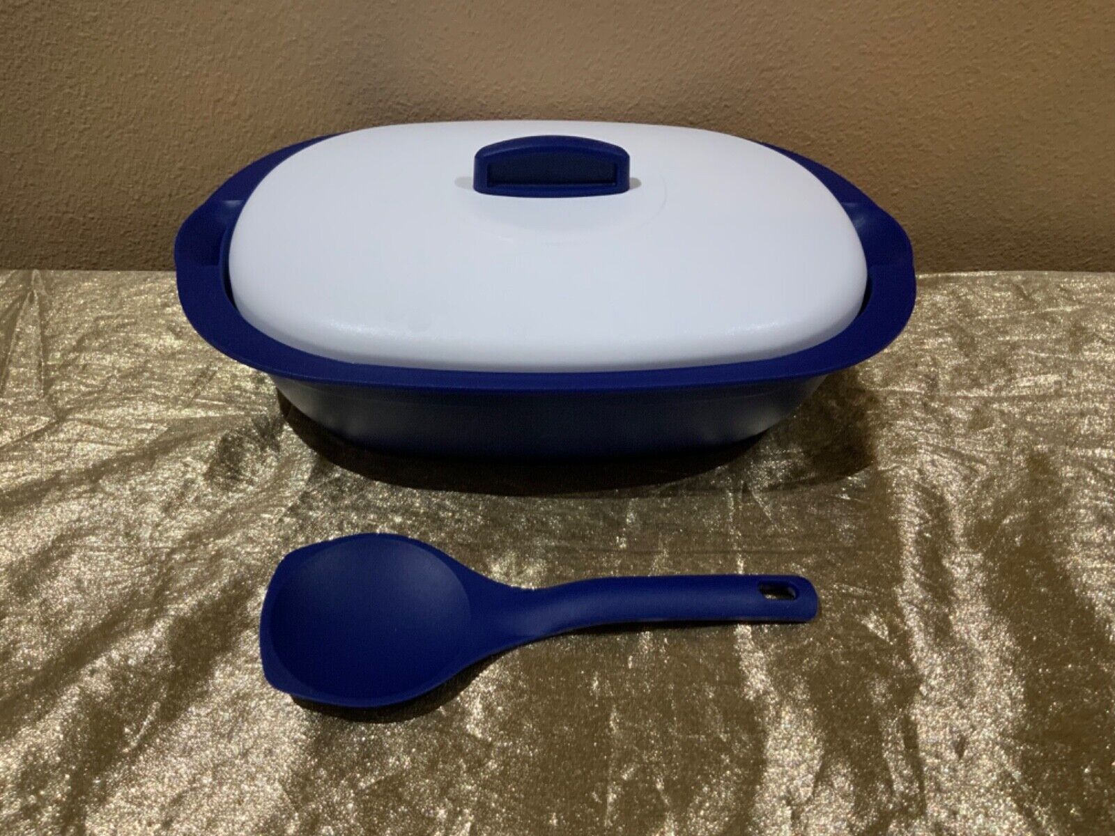 New UNIQUE Tupperware Legacy Rice and Soup Server Bowl with Scoop 1.7L in Blue