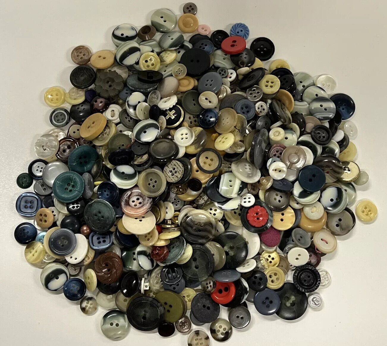 1 Pound Lot Of Mixed Style Vintage Buttons Assorted Sizes & Colors