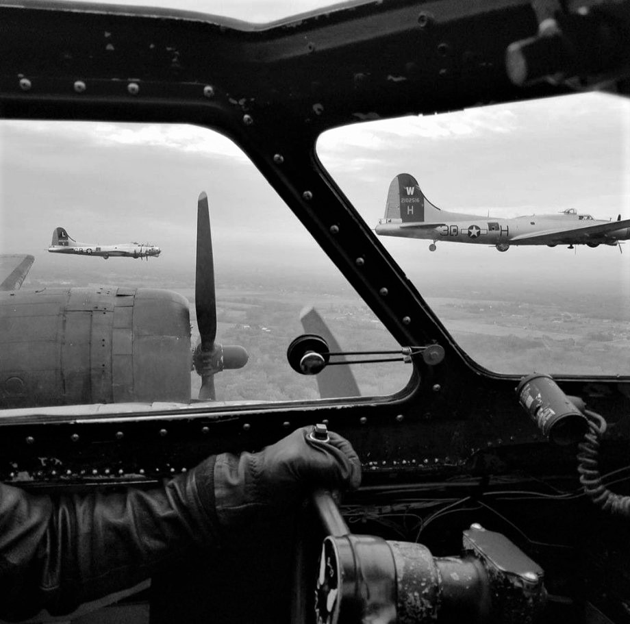 WW2 WWII Photo World War Two / Boeing B-17 Flying Fortress Cockpit Pit Formation