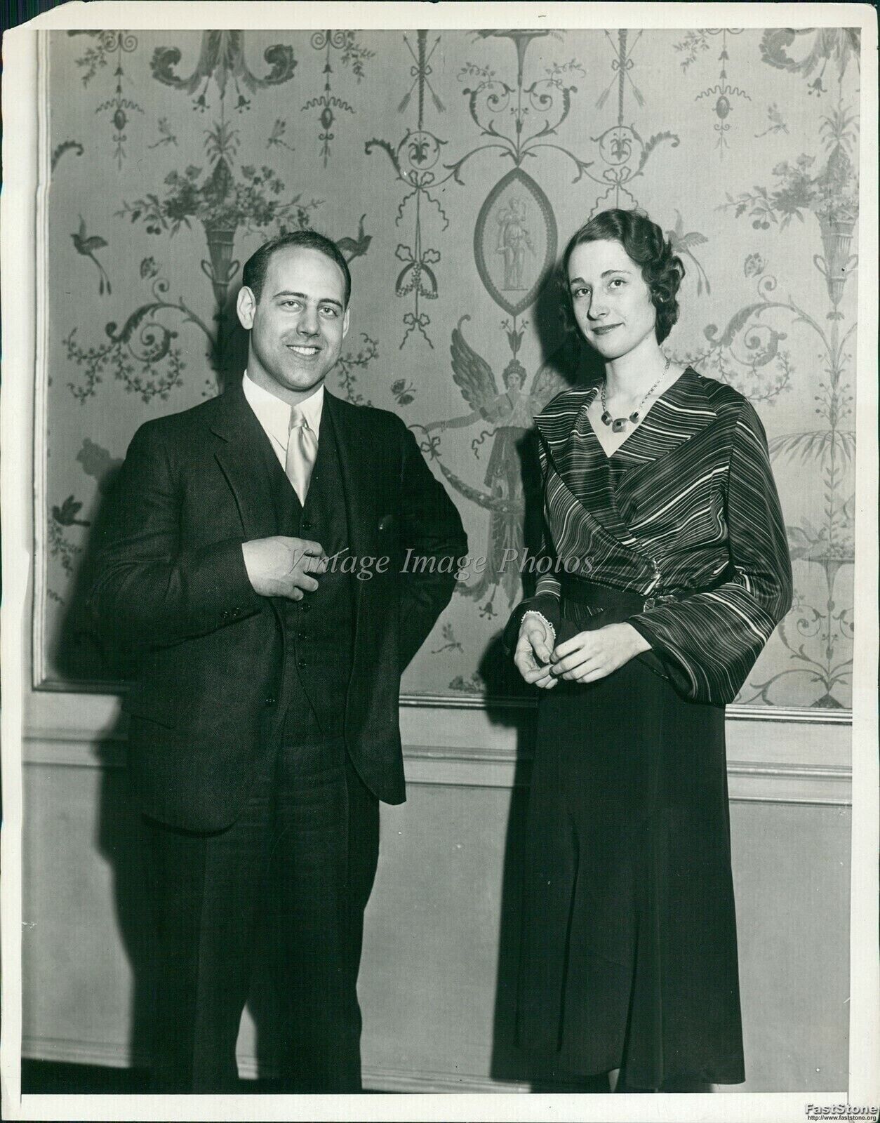 Vintage Couple From The Smart Set Planning A Soiree At Home Society 8X10 Photo