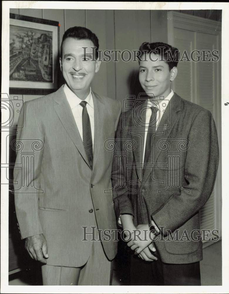 1960 Press Photo Baseball player Angel Macias poses with an official - afa64704