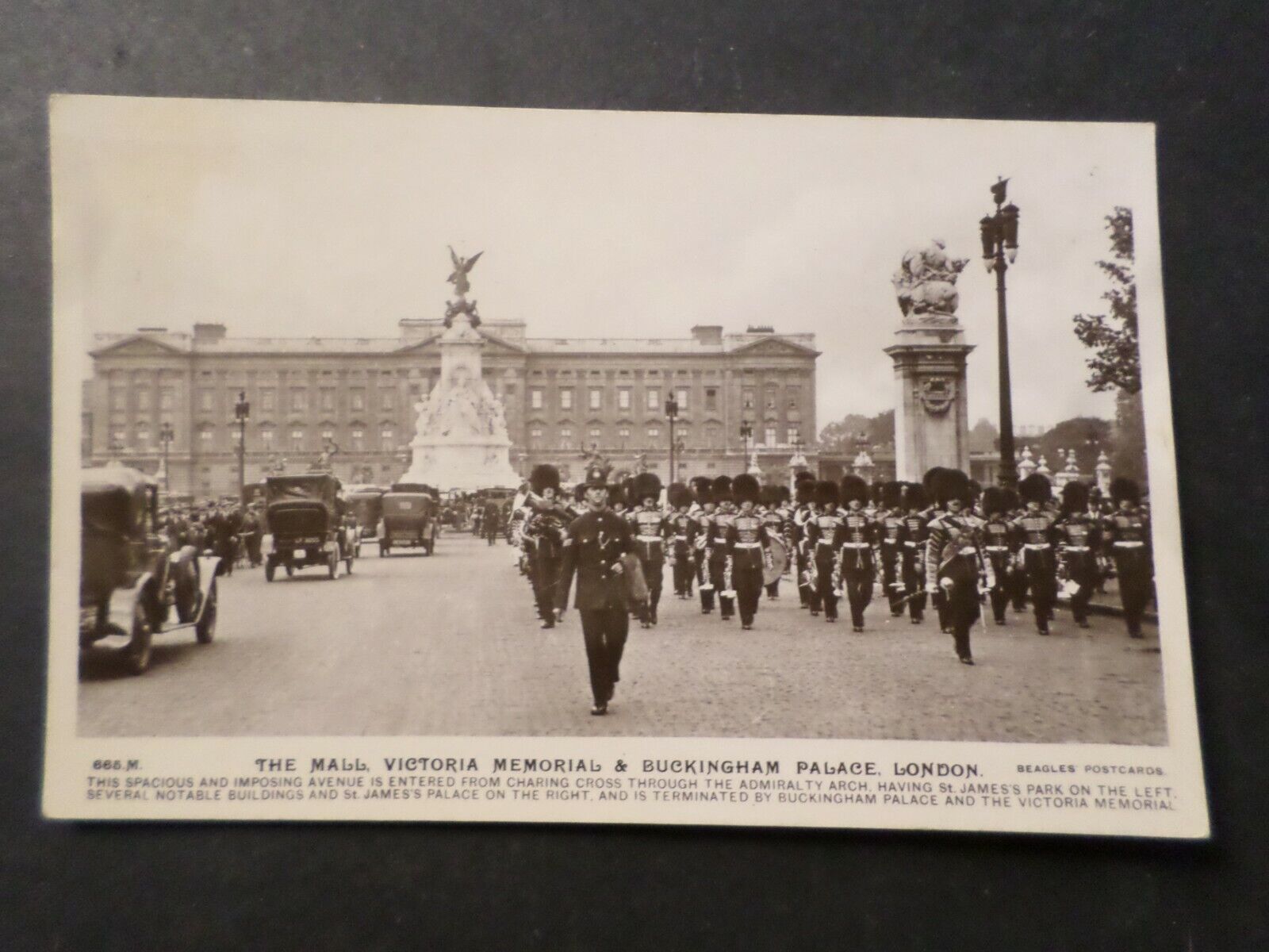 CPA Postcard GB, Royaule Plain, The Mall Victoria Memorial, Uniforms, VF