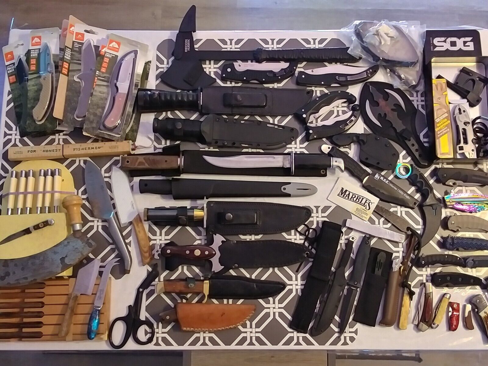 Mega Knife Lot, 60+ Pre-Owned Fixed Blade Knives & Folding Knives & Etc....