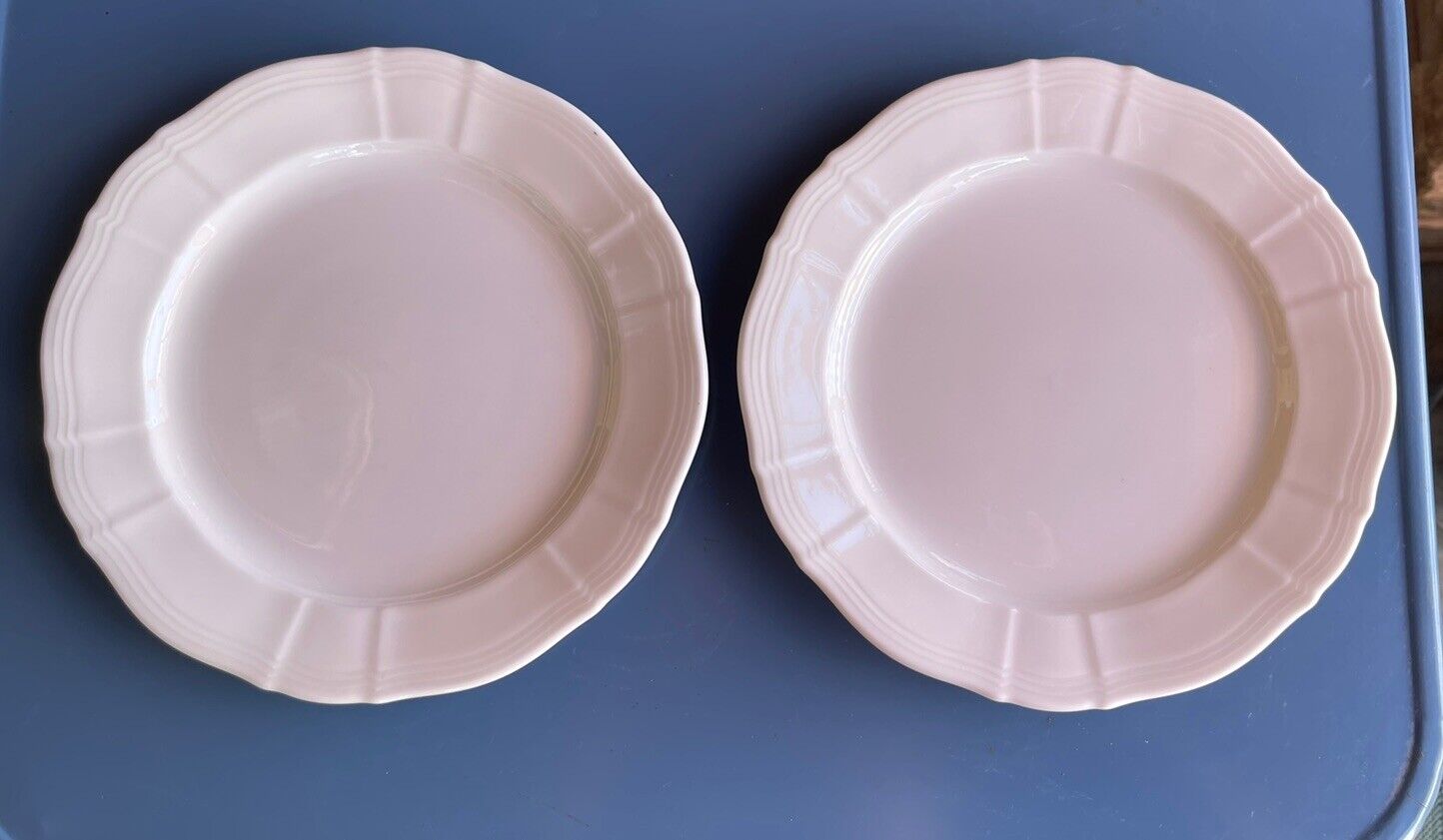 Royal Doulton Hallmark Dinner Plates 9.5” Set Of 2 Made in England New cond.
