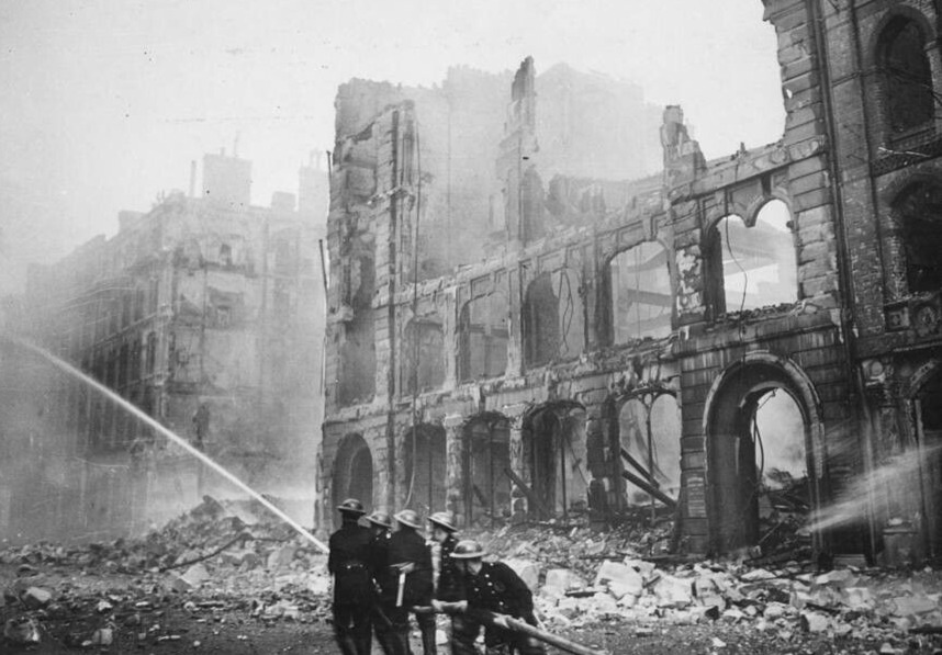WWII PHOTO/1941 LONDON ENGLAND AFTERMATH OF GERMAN BOMBING/4X6 B&W Photo Rprnt.