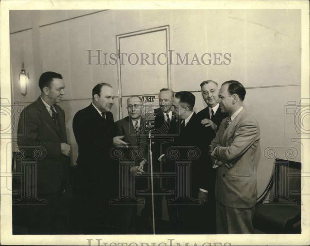 1942 Press Photo Group make their World Series predictions on Station KSD