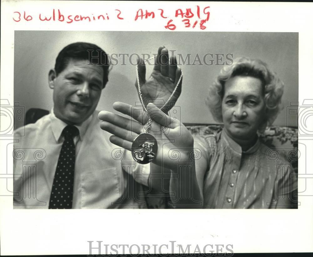 1985 Press Photo William & Juanita Francis hold Krewe of Gemini medallion.
