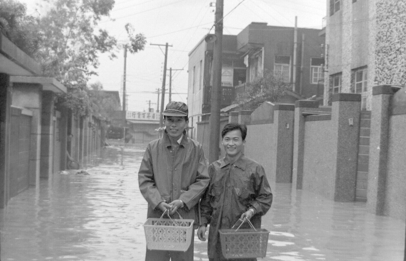 T579 Original 35mm photo NEGATIVE 1968 Taipei Taiwan street flooding wading