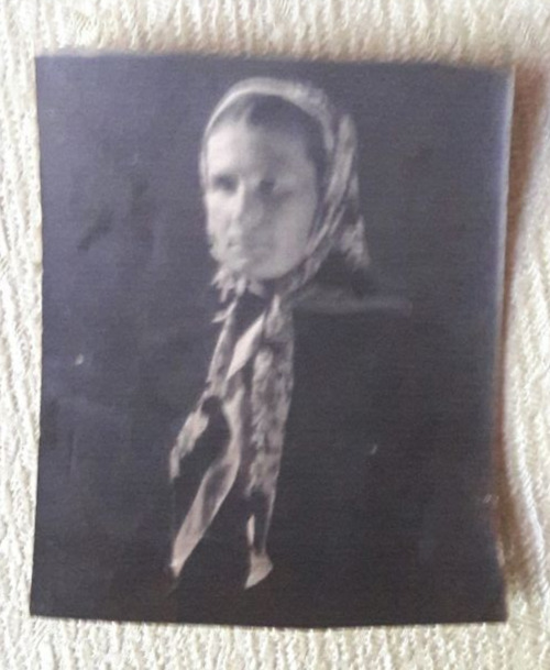 A very small photo of a beautiful woman.    Vintage photo 