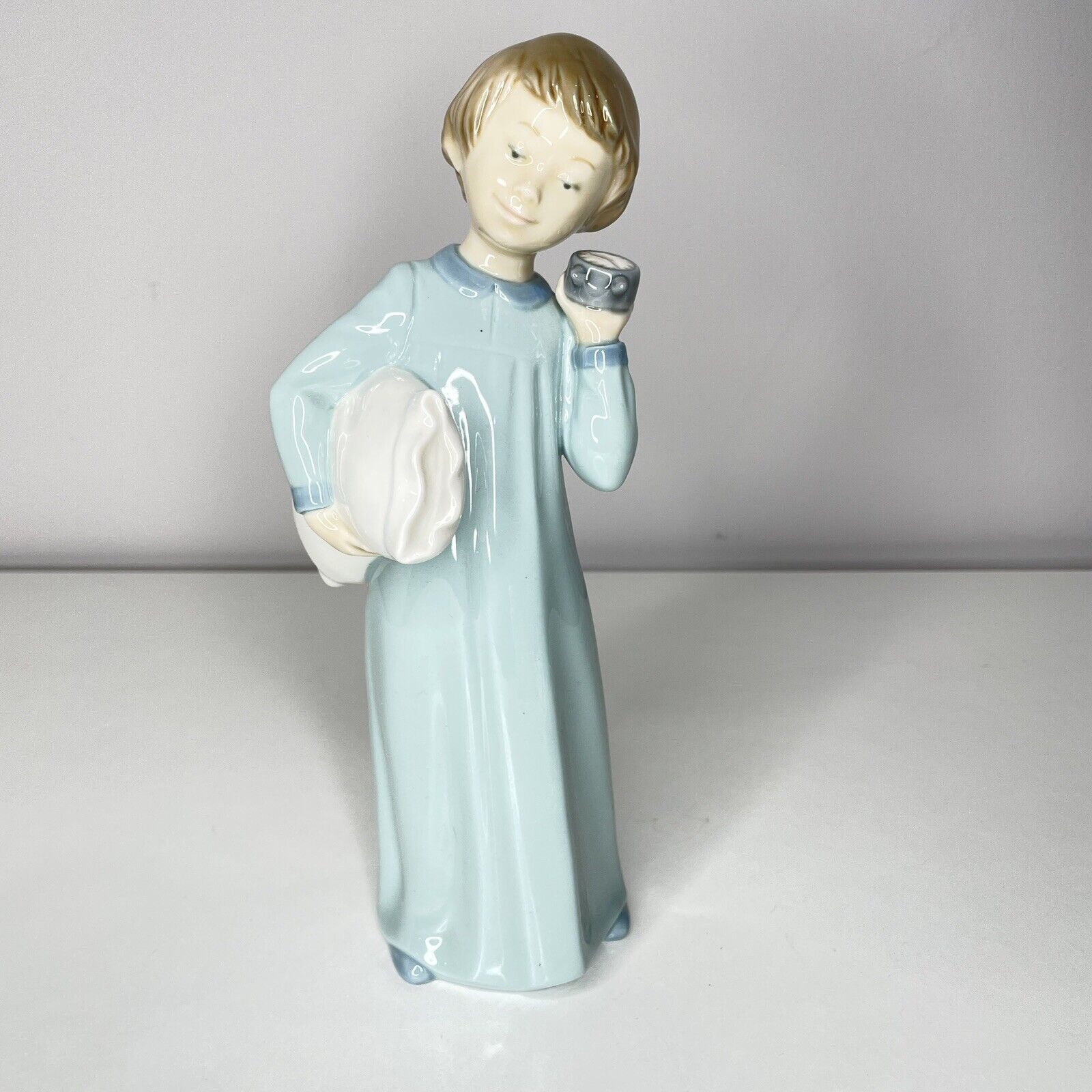 Nao by Lladro figurine, Girl Ready for Bed made in Spain, collectible