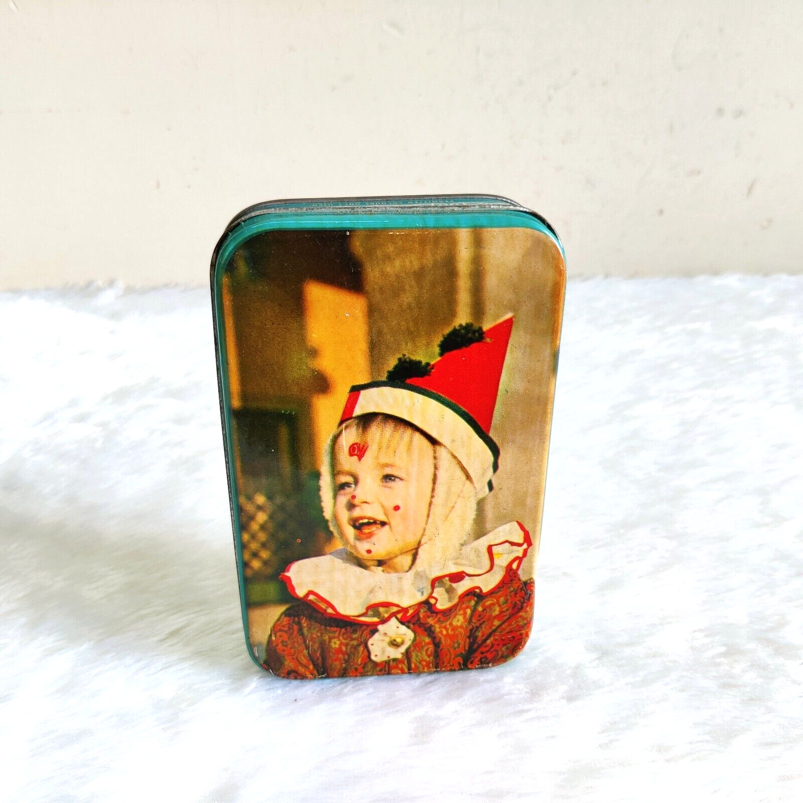 Vintage Christmas English Kid Laughing Graphics Nutrine Confectionery Tin TN344