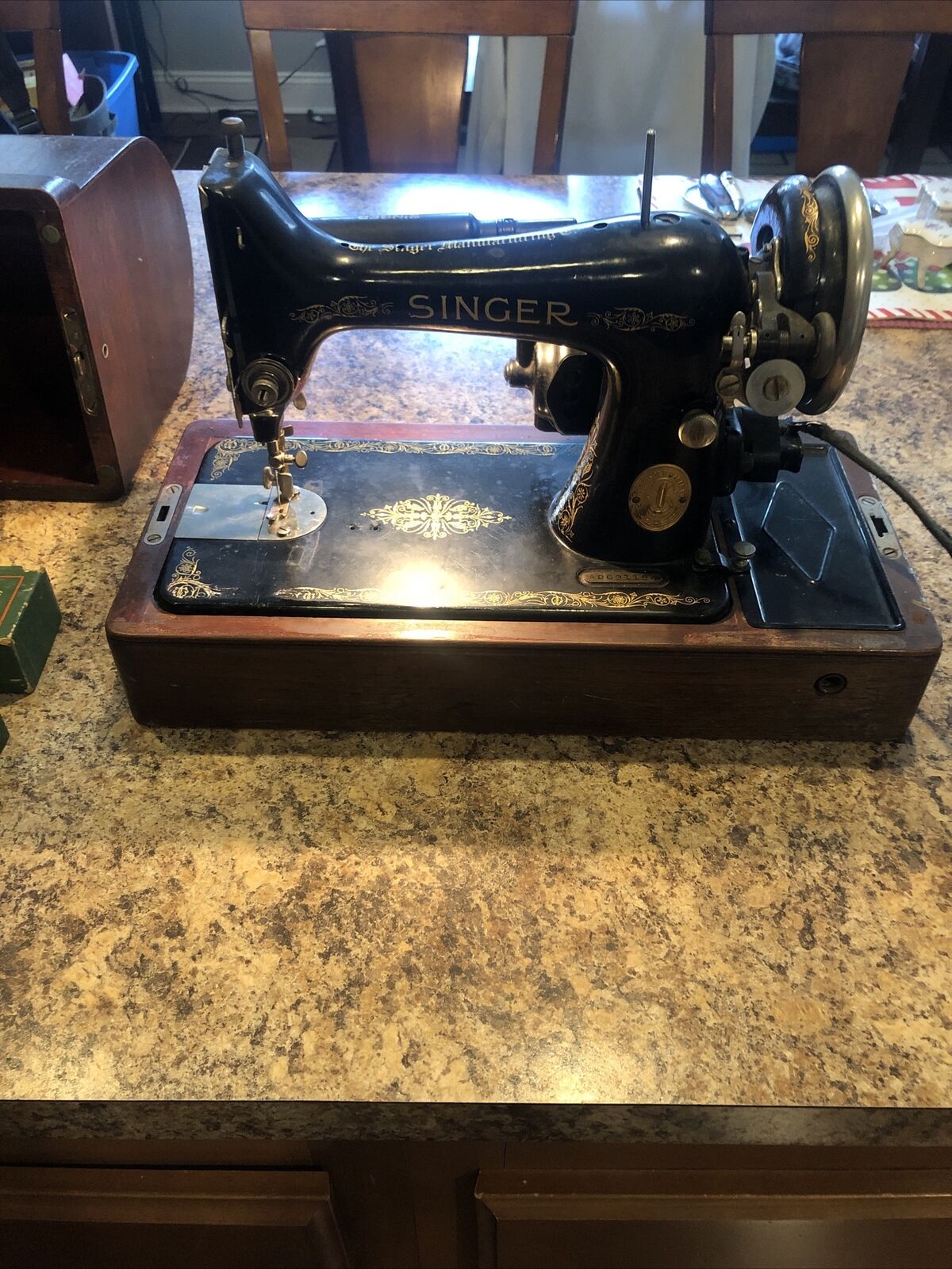 1930s Vintage Singer Sewing Machine Model 99 w/ Case