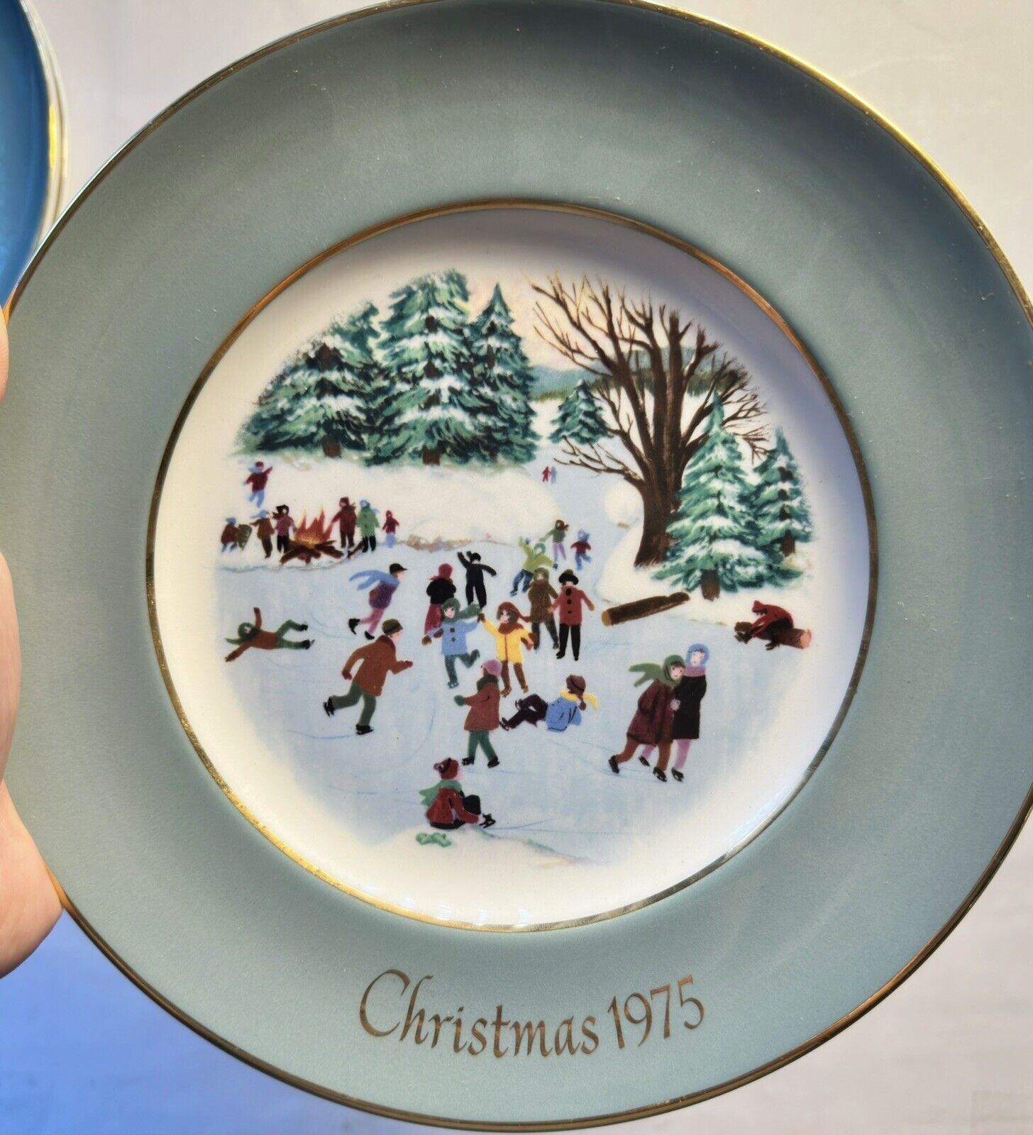 Christmas Avon Wedgewood, Enoch 1975 Plate Very Good Condition