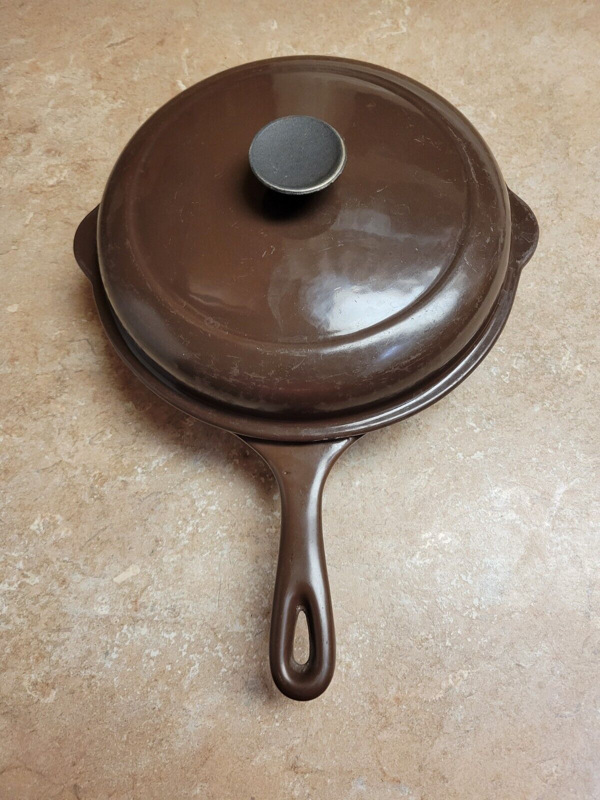 le creuset enameled skillet with matching lid 9 inch